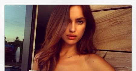 Irina potępia terroryzm... POZUJĄC TOPLESS!