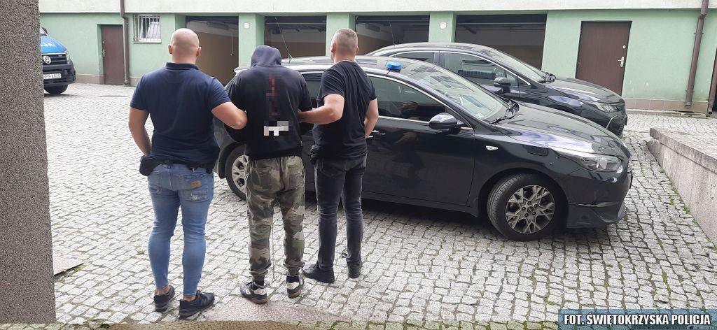 27-letni ostrowczanin wpuścił kolegę do domu, a ten zaczął mu grozić i go zaatakował.