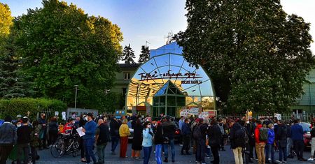 Trójka i afera ws. Listy Przebojów. Protest na Myśliwieckiej. Pojawiła się policja