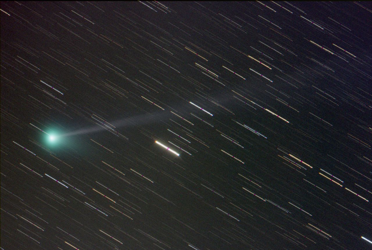 Obecnie kometa ma wielkość gwiazdową ok. 5 m, co lokuje ją na granicy widoczności okiem nieuzbrojonym. Wystarczy jednak już niewielka lornetka, aby móc ją podziwiać.