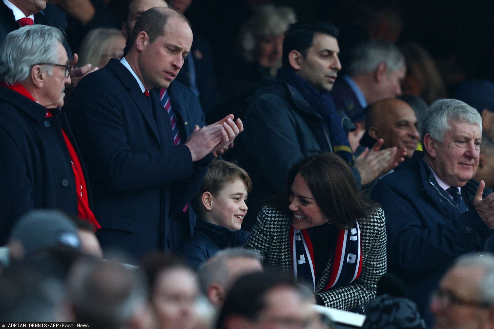 Ksi???ta Cambridge i George na meczu rugbyBritain's Prince William, Duke of Cambridge, (2nd L), Britain's Prince George of Cambridge (C) and Britain's Catherine, Duchess of Cambridge, (2nd R) attend the Six Nations international rugby union match between England and Wales at Twickenham Stadium, west London, on February 26, 2022. (Photo by Adrian DENNIS / AFP)ADRIAN DENNIS