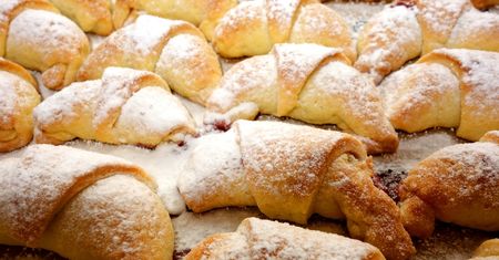 Budyniowe rogaliki lepsze niż z cukierni. W środku zawijam sezonowe nadzienie