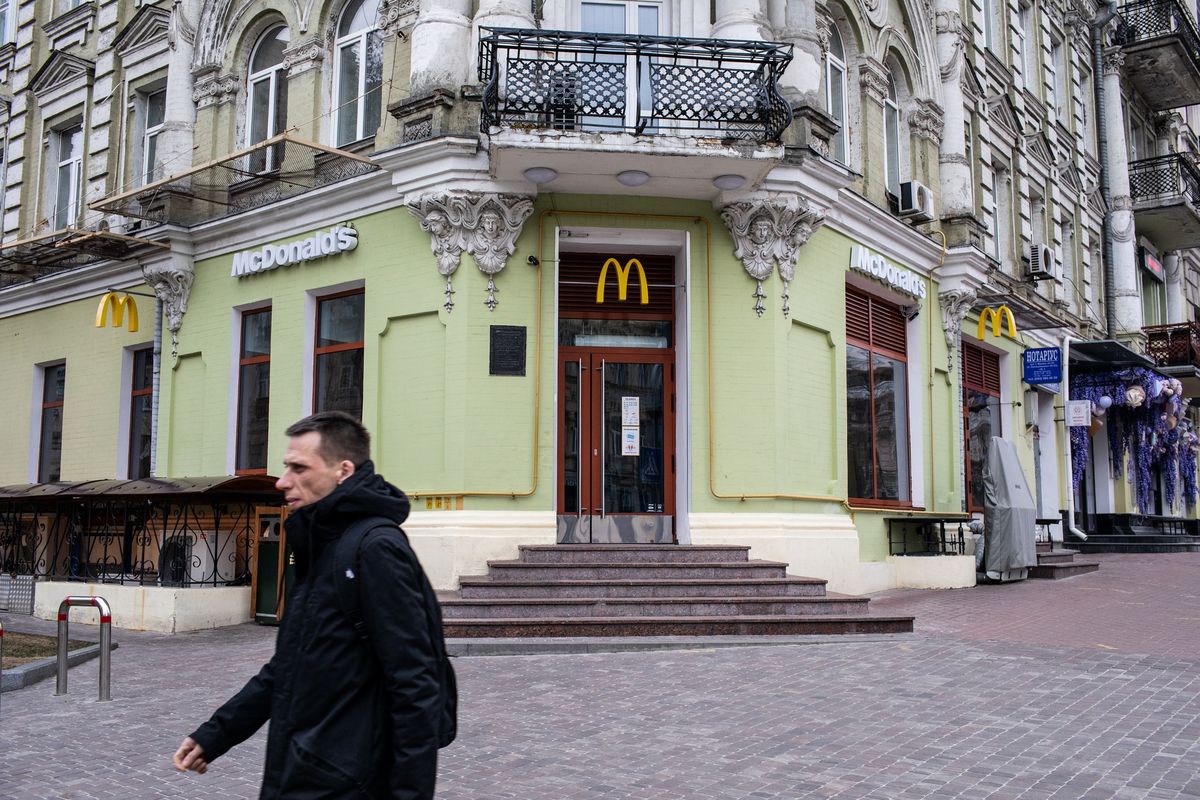 McDonald's, który ze względów bezpieczeństwa wstrzymał działalność, w kuchniach swoich restauracji przygotowuje teraz jedzenie dla ukraińskiego wojska - podaje agencja OMD 