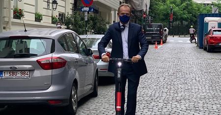 Donald Tusk śmiga na hulajnodze. Kolejny raz łamie przepisy
