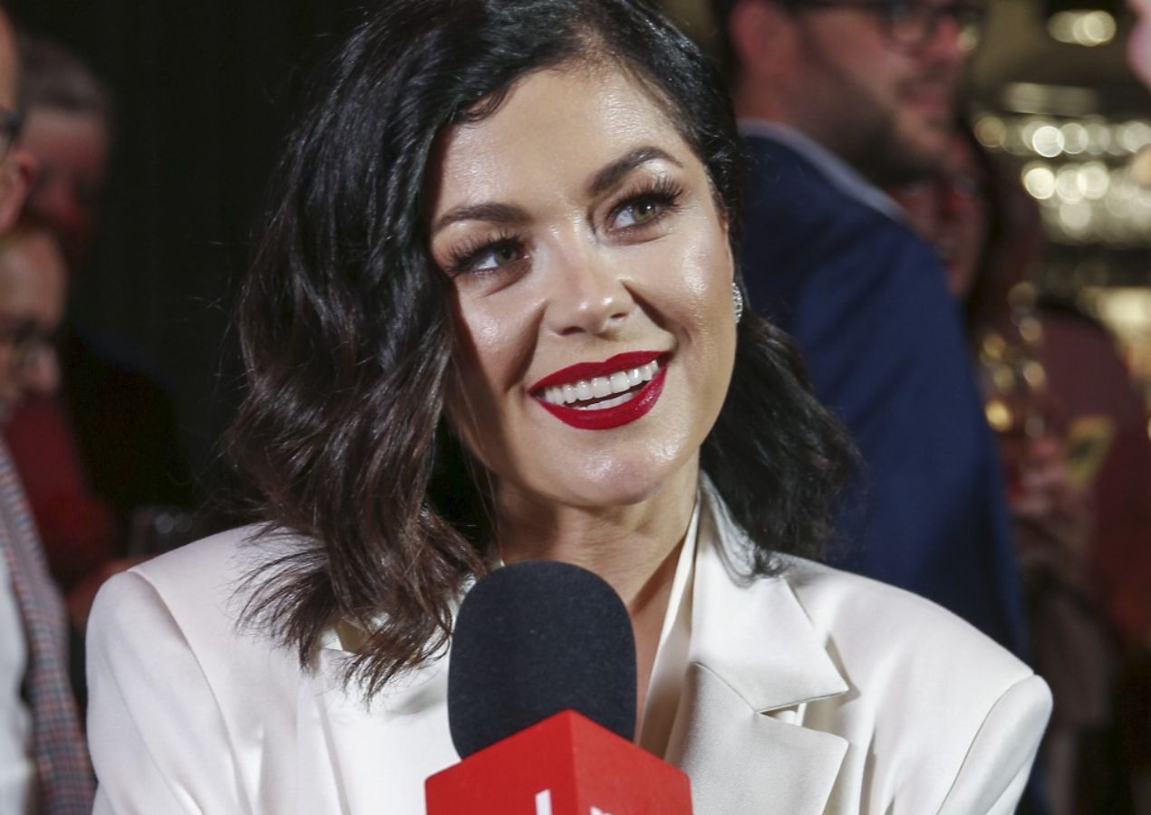 Przyszła w sukni z rozcięciem. Tak wyglądała na "śledziku" Polsatu