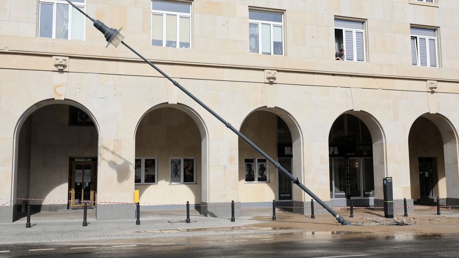 Warszawa, 28.09.2021. Miejsce awarii w rejonie skrzyżowania ulic Królewskiej i Krakowskie Przedmieście w Warszawie, gdzie doszło do pęknięcia rury wodociągowej, 28 bm. (mr) PAP/Paweł Supernak
***Zdjęcie do depeszy PAP pt. Warszawa/ Awaria na Królewskiej; woda zalała Krakowskie Przedmieście***