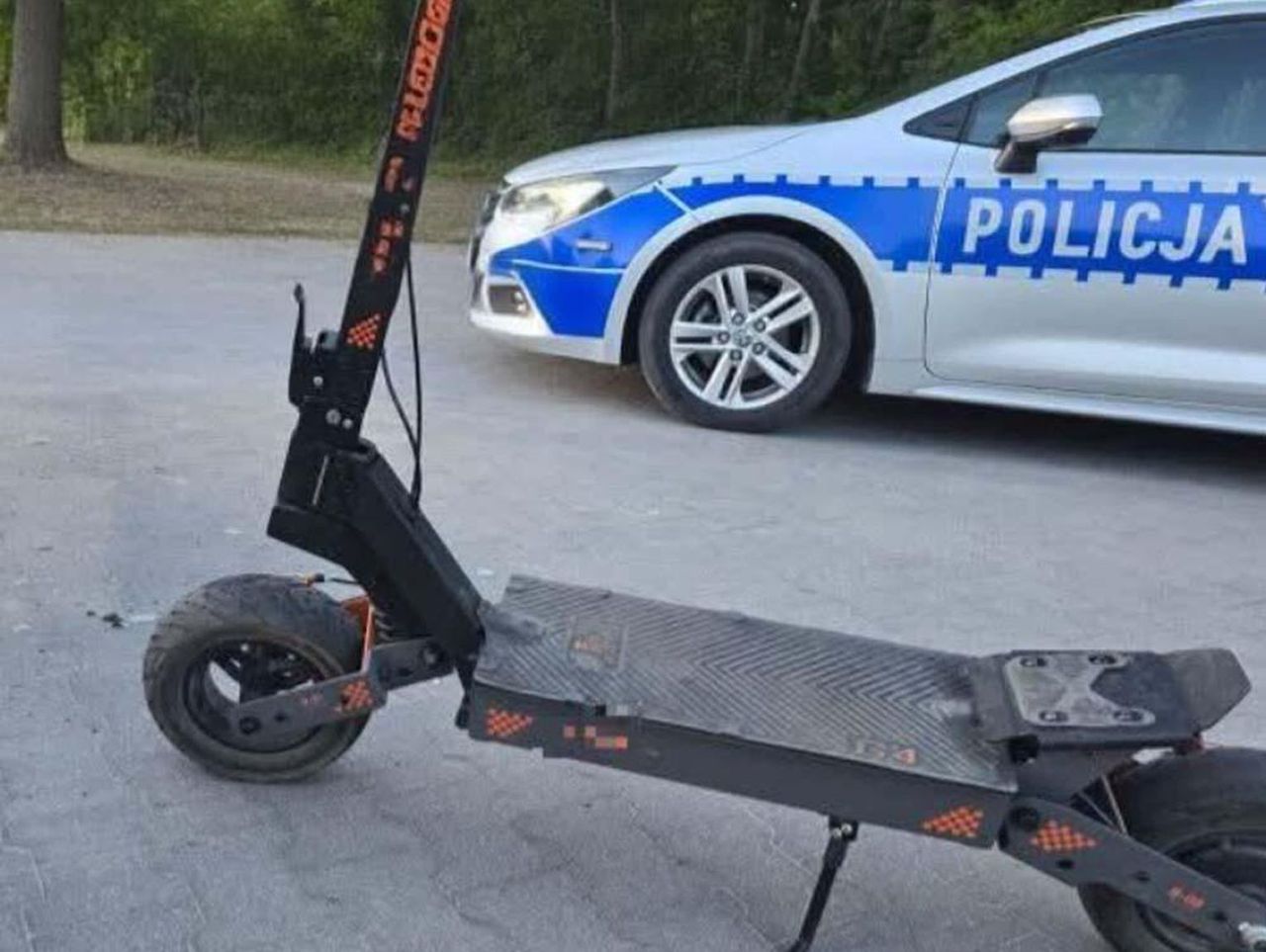 Sieradz: Pijany 16-latek wjechał hulajnogą w zaparkowane samochody