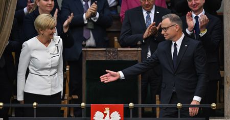 Duda nagle się przesiadł. Zrobił miejsce dla Nawrockiego