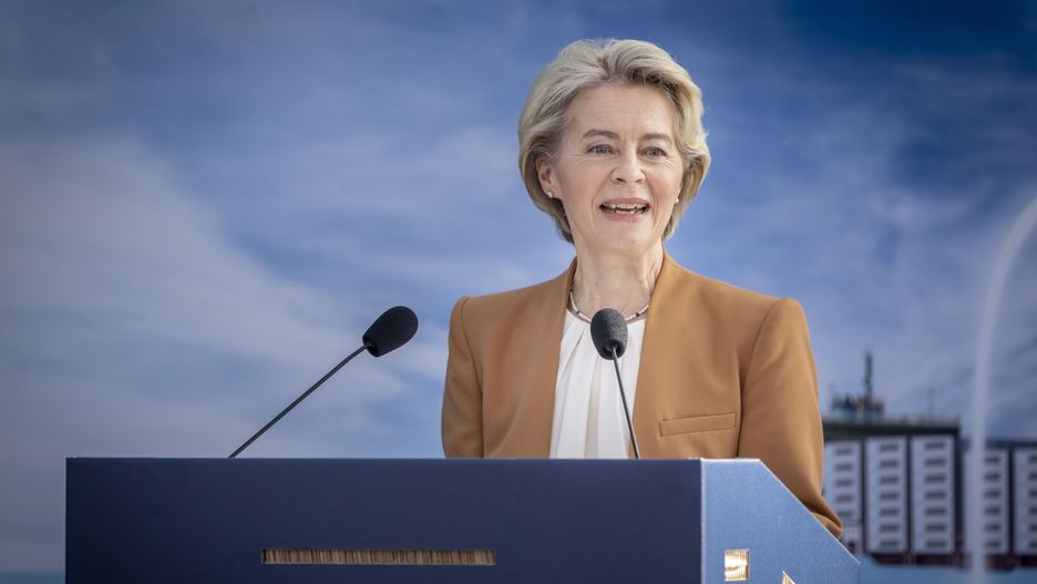 The President of the European Commission, Ursula Von Der Leyen, speaks in connection with the naming of Maersk's first container ship, which sails on green methanol, on the Esplanade in Copenhagen, Denmark, 14 September 2023. Danish shipping company A.P. Moller-Maersk is the first company in the world to introduce a methanol-enabled container vessel. The vessel was named "Laura Maersk'' by EU Commission President Ursula von der Leyen. The ship was built in South Korea and is the first of a series of 26 container ships that will sail on methanol. It is built to take 2100 TEU containers. EPA/Mads Claus Rasmussen DENMARK OUT Dostawca: PAP/EPA.