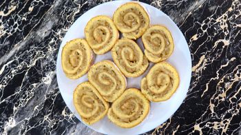 Domowa rolada jabłkowa zachwyca prostotą i smakiem