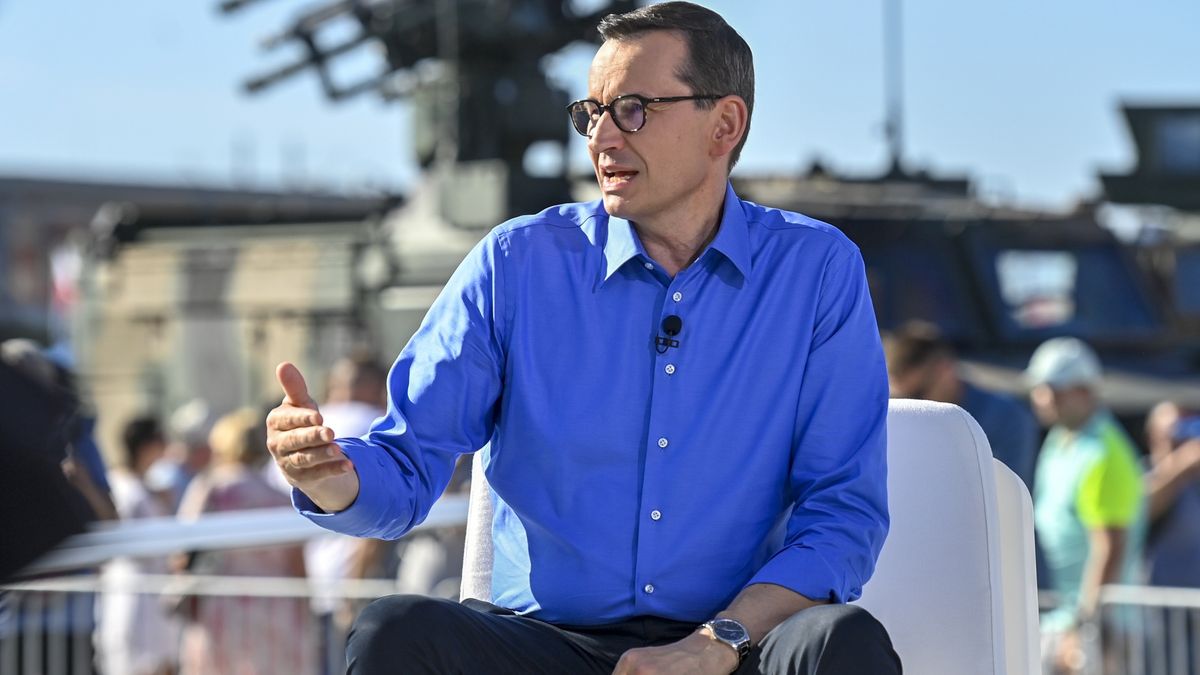 Mateusz Morawiecki i jego rząd rozdają bony nauczycielom