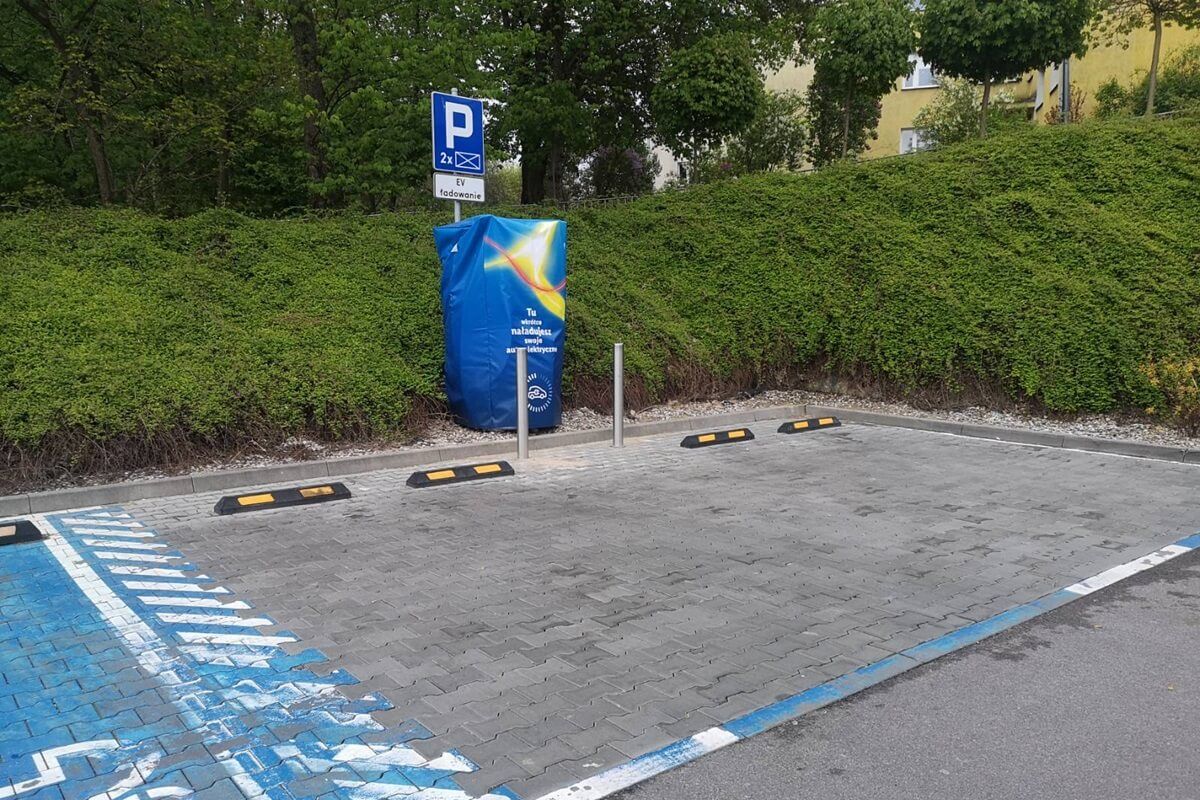Budowa stacji ładowania aut elektrycznych na parkingu sklepu Lidl przy Solidarności