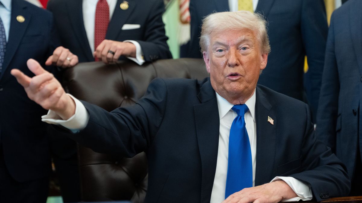 US President Donald J. Trump takes questions from the press during an executive order signing event in the Oval Office of the White House in Washington, DC, USA, 30 April 2026. EPA/AARON SCHWARTZ / POOL Dostawca: PAP/EPA.