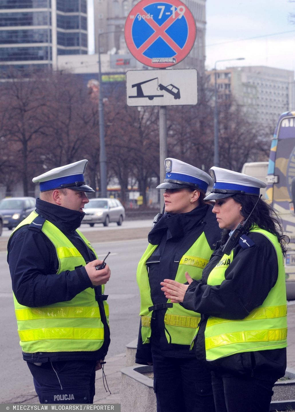 W tle widać znak zakazu zatrzymywania się z ograniczeniem czasowym