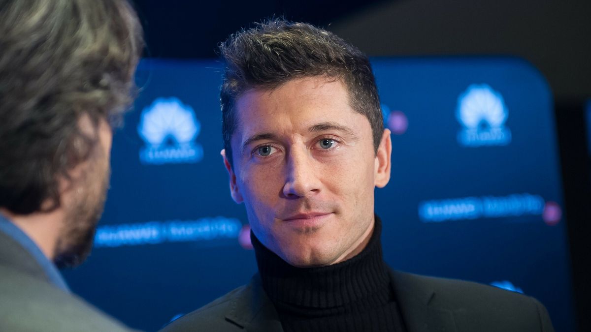 Robert Lewandowski prezentuje telefon Huawei 10Fot. Bartosz Krupa/East News. Warszawa 06.11.2017. Polska premiera telefonu Huawei Mate 10 z udzialem Roberta Lewandowskiego. N/z: Robert LewandowskiBartosz Krupa