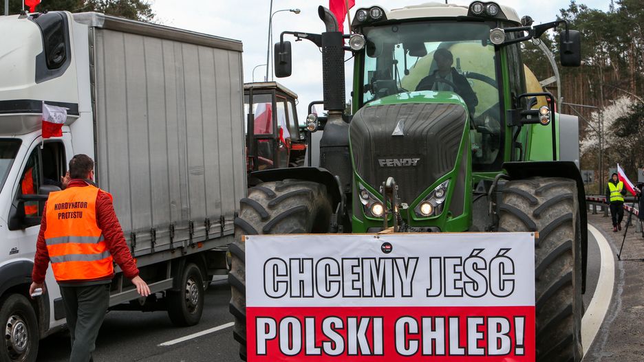 Świecko, 17.03.2024. Protest rolników na polsko-niemieckiej granicy w Świecku, 17 bm. Rolnicy z całej Polski kontynuują protesty. Ich powodem jest m.in. niedawna decyzja Komisji Europejskiej o przedłużeniu bezcłowego handlu z Ukrainą do 2025 roku, a także sprzeciw wobec prowadzonej przez Unię Europejską polityce Zielonego Ładu. (mr) PAP/Lech Muszyński