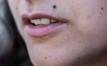 Usuwa niechciane włoski. Jest w każdym sklepie i kosztuje grosze