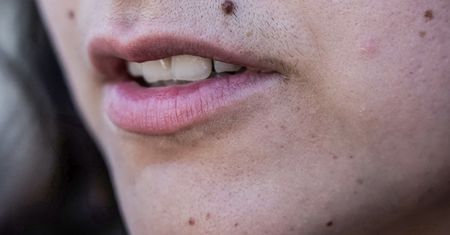 Usuwa niechciane włoski. Jest w każdym sklepie i kosztuje grosze
