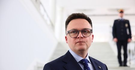 "To decyzja policji". Hołownia odpiera zarzuty ws. barierek pod Sejmem