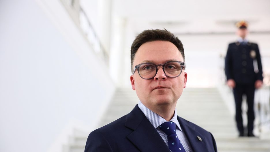 "To decyzja policji". Hołownia odpiera zarzuty ws. barierek pod Sejmem