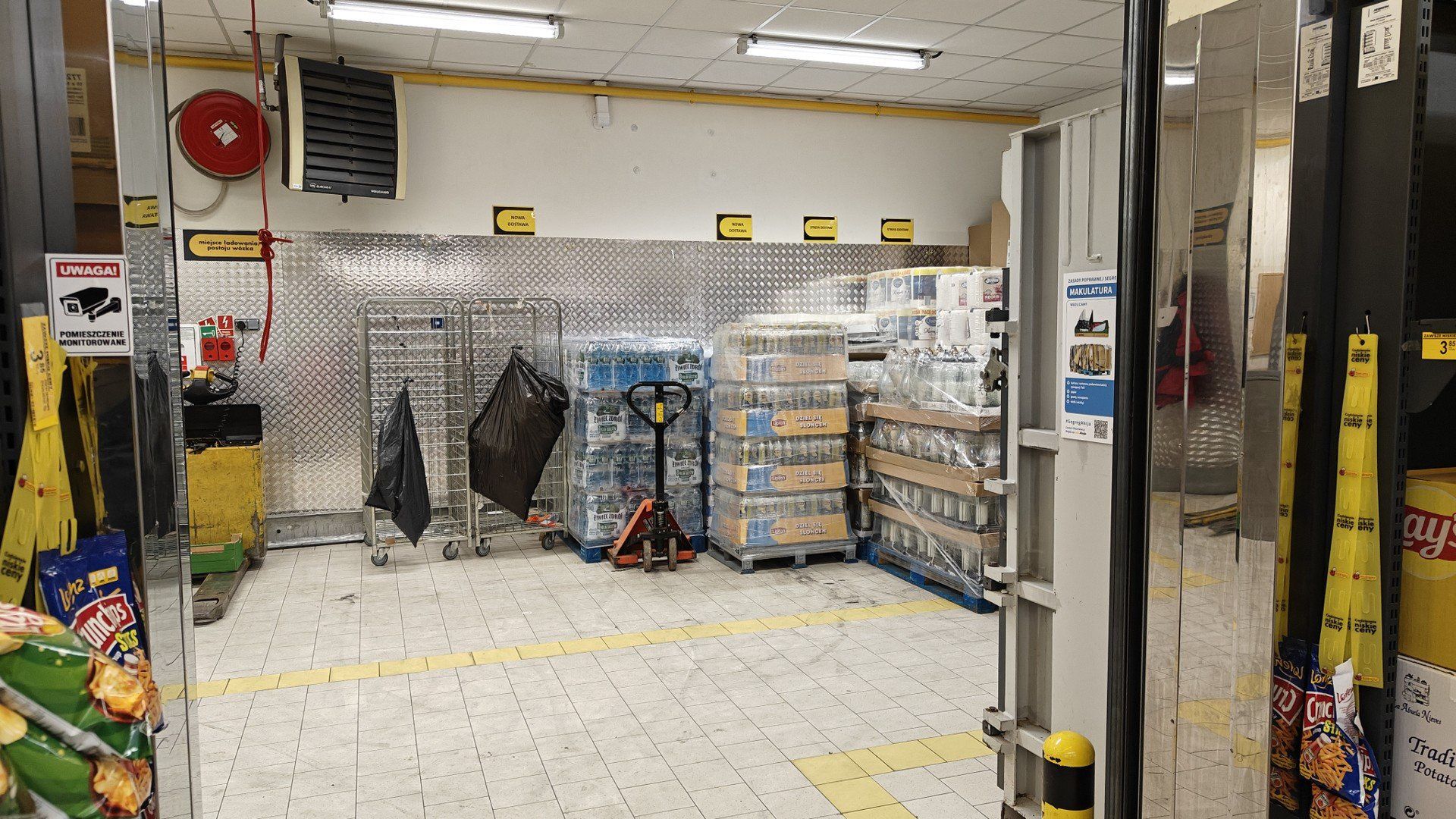 W jednym ze sklepów w Wałczu zaczyna brakować butelkowanej wody. Dostępna jest głównie ta w wersji gazowanej