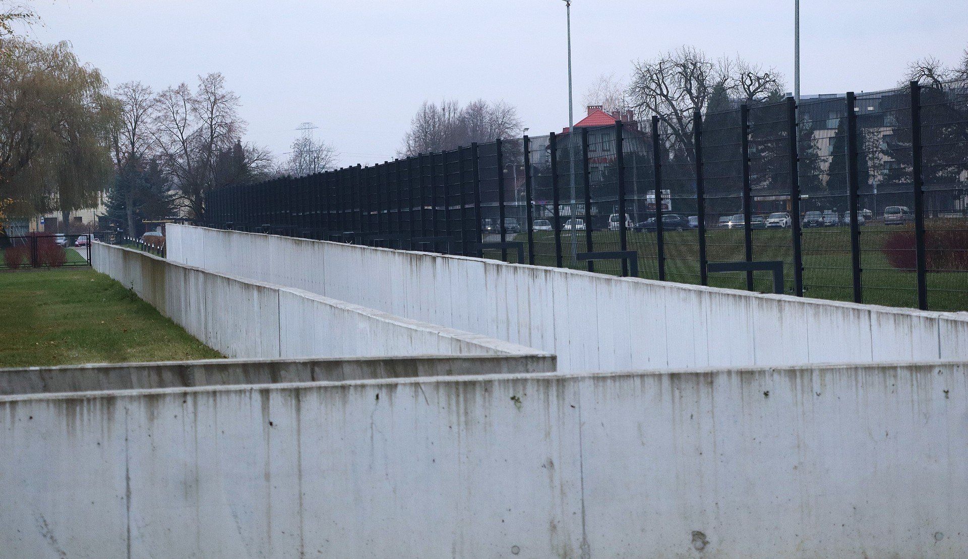 Wyjście z przejścia podziemnego w kierunku rozpoczęcia zwiedzania Muzeum Auschwitz jest oddzielone wysokim płotem od Alei Bartoszewskiego. Członkowie Rady Osiedla Zasola zwracają uwagę, że nie ma możliwości mieszania się turystów będących już po kontroli bezpieczeństwa, a rozpoczynających zwiedzanie, z przemieszczającymi się pomiędzy starym i nowym centrum obsługi turystów.