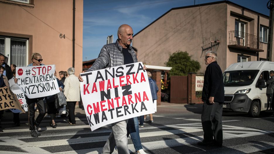 Brzeziny. Protest mieszkańców przeciwko wysokim cenom na cmentarzu.