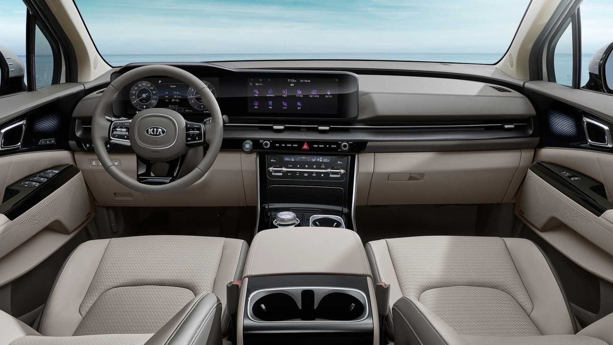 Kokpit Carnivala zdecydowanie może się podobać.