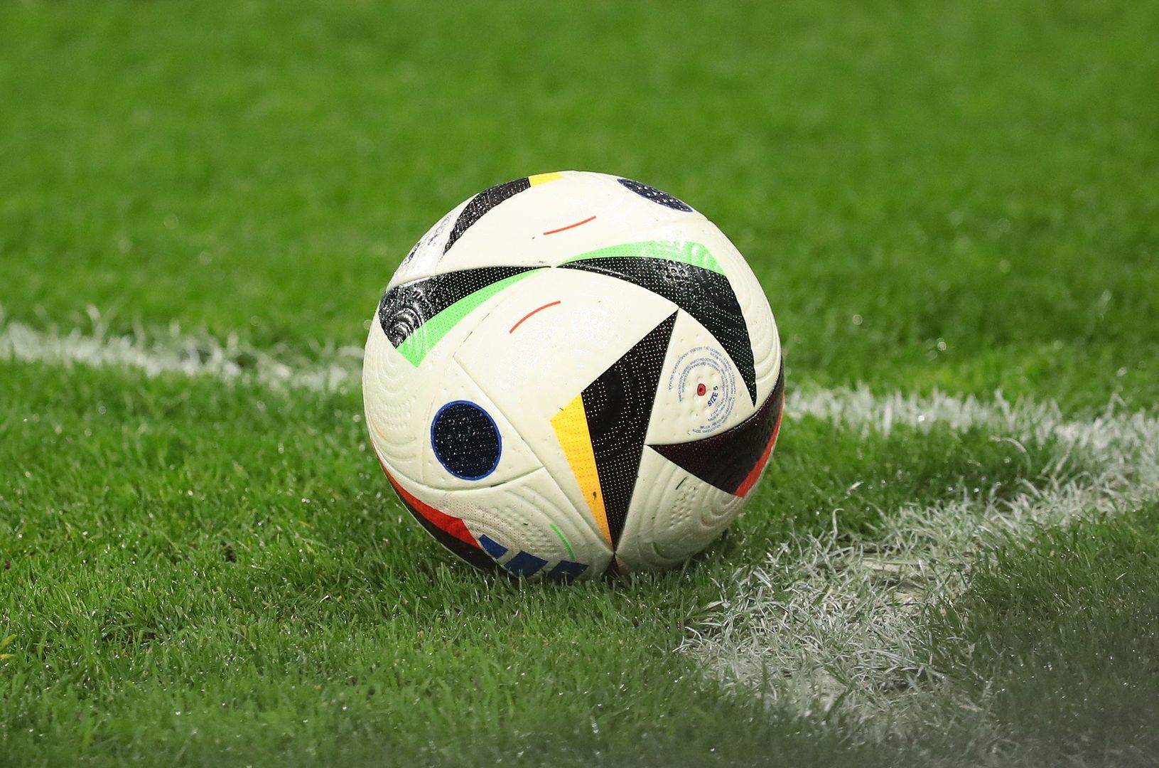 SZCZECIN 19 04 2025 PKO EKSTRAKLASA MECZ POGON SZCZECIN STROJE CZERWONO CZARNE I RAKOW CZESTOCHOWA STROJE BIALE NA ZDJECIU FOT. ANDRZEJ SZKOCKI / POLSKA PRESS