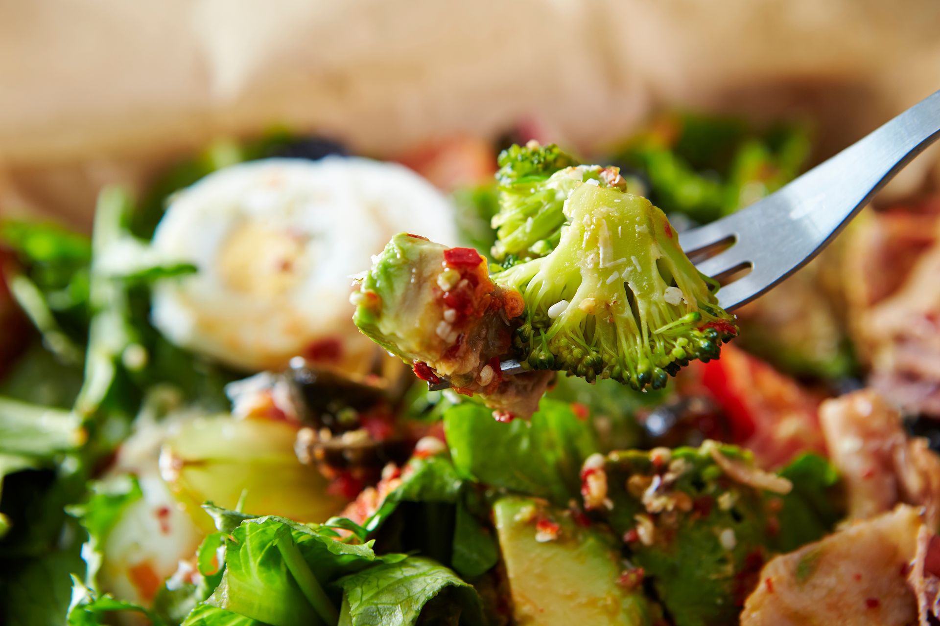 Lekka sałatka z ostrym akcentem. Idealna, gdy masz po dziurki w nosie jarzynowej