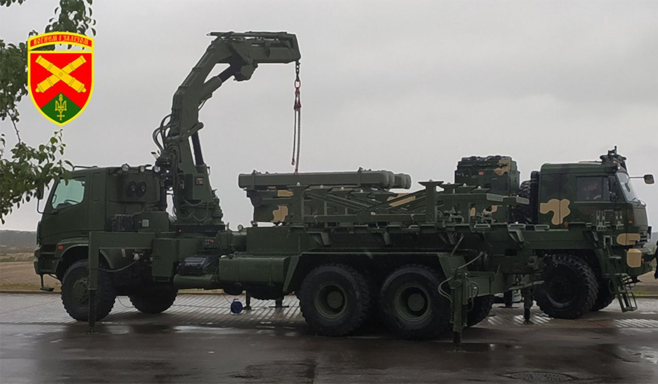 Turecka wyrzutnia Roketsan MBRL podczas załadunku rakiet TRLG-230 w Ukrainie.