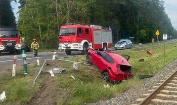 Zderzenie szynobusu z autem osobowym na trasie Pisz–Ruciane-Nida. Dwie osoby w szpitalu