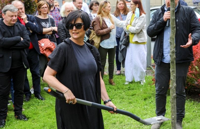Żona i znajomi Dariusza Gnatowskiego uczcili jego pamięć, sadząc drzewo przed krakowskim teatrem