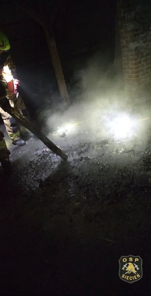 Pożar w opuszczonym budynku w Siecieniu. Szybka interwencja strażaków zapobiegła zagrożeniu