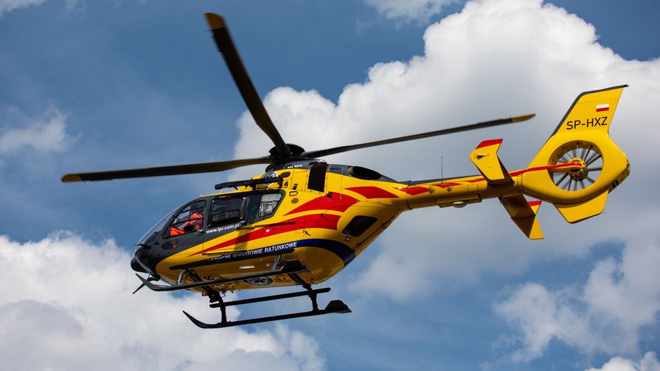 Wypadek paralotni. Dwie osoby ranne. Jedna z nich ciężko