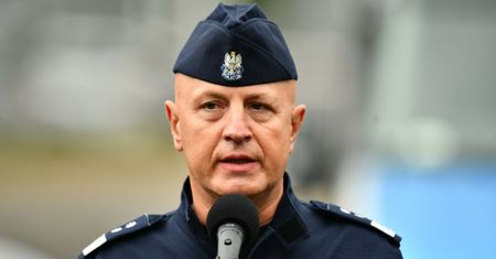 Komendant przerwał milczenie, sieć się śmieje. Poda się do dymisji?