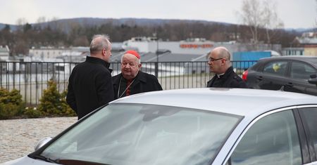 Tym jeżdżą Jędraszewski i Dziwisz. Oto auta dostojników Kościoła