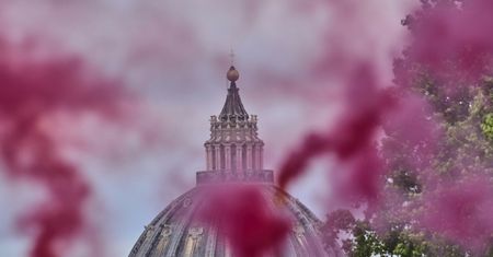 "Nie możecie". Różowy dym nad kopułą Bazyliki św. Piotra