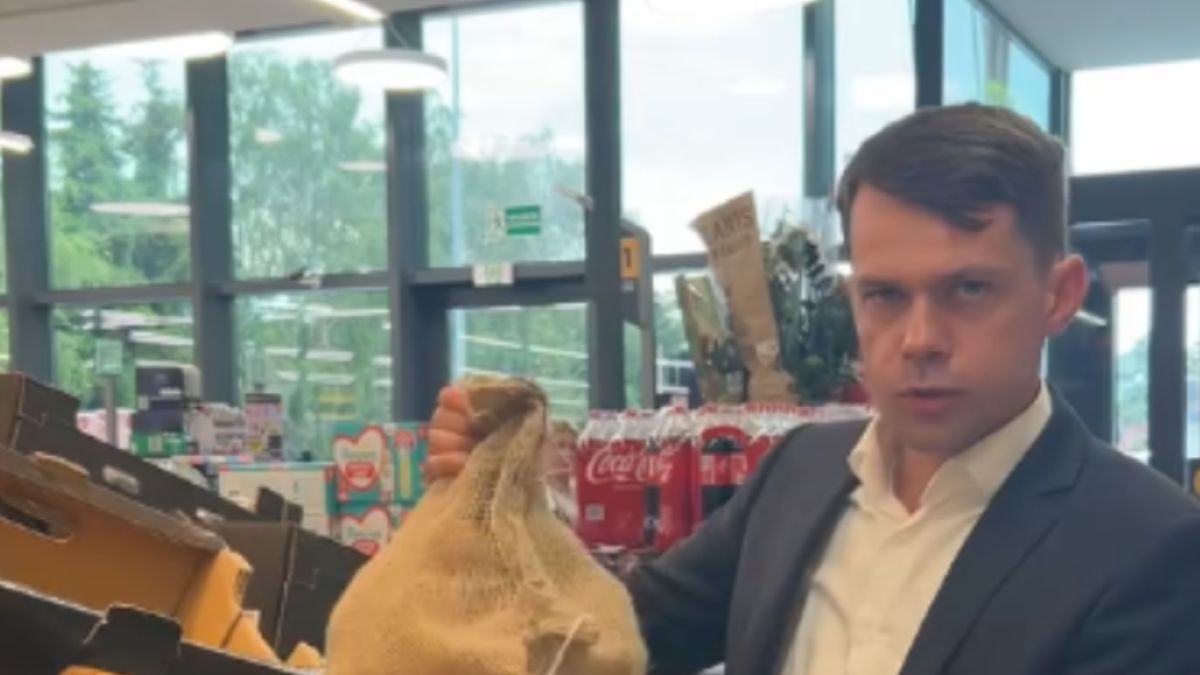 Michał Kołodziejczak na kontroli w supermarkecie. Pokazał występujące tam nieprawidłowości.