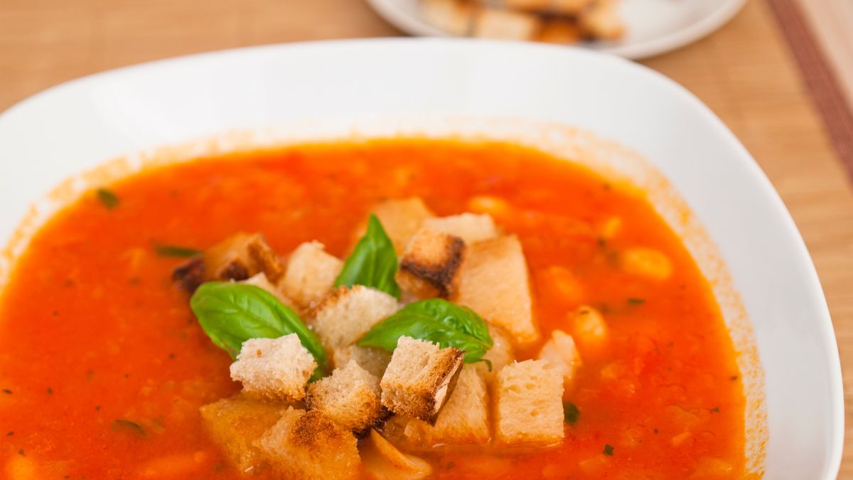 Zupa pomidorowa z dodatkiem wina
