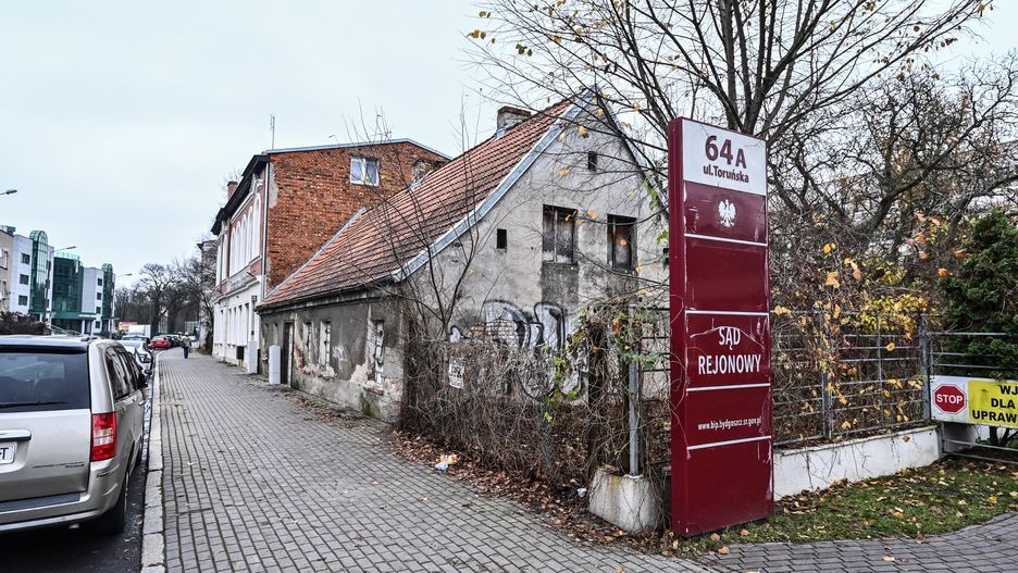 Niewielki zaniedbany budynek przy ulicy Toruńskiej, który sąsiaduje z odnowioną kamienicą, znajduje się pod zarządem bydgoskiego sądu