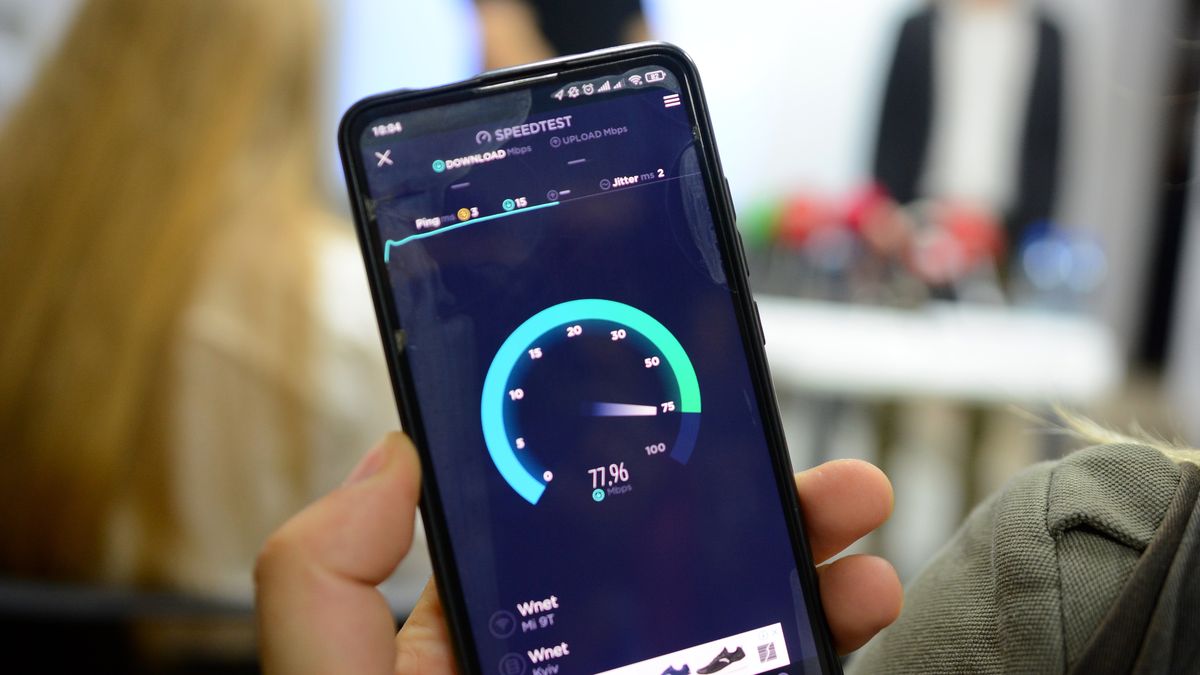 KYIV, UKRAINE - 2022/08/04: Journalists test the speed of the Internet using a smartphone during the high-speed Internet connection test in one of the schools in Kyiv. Educational institutions in Kyiv are preparing to study under martial law due to Russian military aggression. Bomb shelters are being repaired and high-speed Internet is being connected. (Photo by Aleksandr Gusev/SOPA Images/LightRocket via Getty Images)