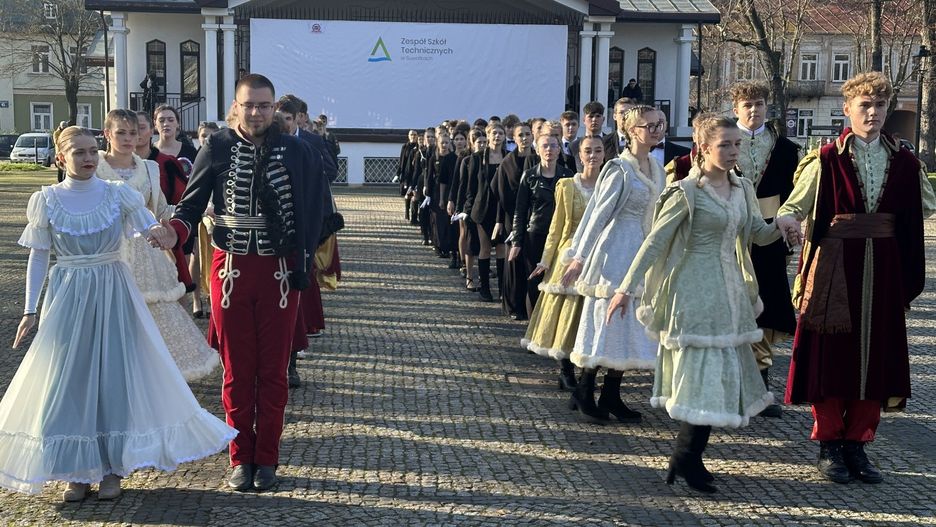 Poloneza dla Niepodległej zatańczyli uczniowie ZST w Suwałkach