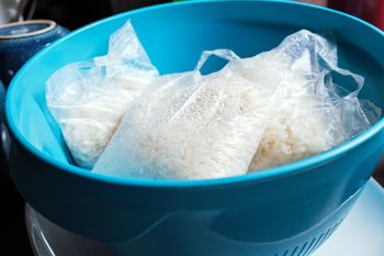 Gdzie wyrzucać torebki po ryżu i kaszy? Większość się myli