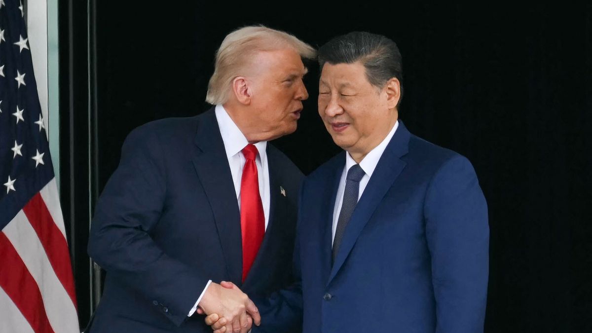Spotkanie Donalda Trumpa i Xi Jinpinga
TOPSHOT - US President Donald Trump (L) and China's President Xi Jinping shake hands as they leave after their talks at the Gimhae Air Base, located next to the Gimhae International Airport in Busan on October 30, 2025. US President Donald Trump and China's leader Xi Jinping opened on October 30 their first face-to-face meeting in six years, seeking a truce to end a trade war that has roiled the world economy. (Photo by ANDREW CABALLERO-REYNOLDS / AFP)
ANDREW CABALLERO-REYNOLDS