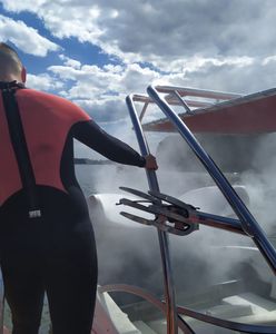 Pożar na jeziorze Jagodne. Zapaliła się łódź z turystami