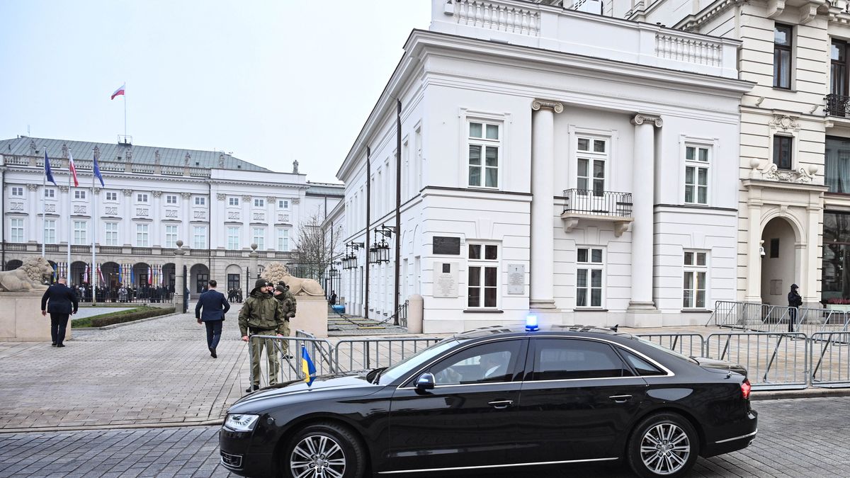 Warszawa, 19.12.2025. Kolumna samochodów z prezydentem Ukrainy Wołodymyrem Zełenskim przed Pałacem Prezydenckim w Warszawie, 19 bm. Prezydent Zełenski przebywa z jednodniową wizytą w Polsce. (jm) PAP/Radek Pietruszka