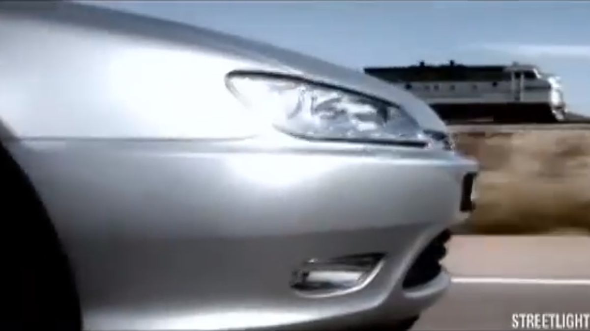 Patrzcie, samochód ściga się z pociągiem. Tylko nie ma tu BMW