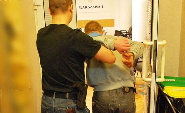 5 napadów z bronią w ręku. Bandycki rajd po centrum Warszawy