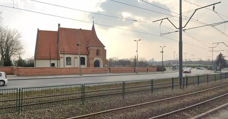 Proboszcz wybudował restauracje na cmentarzu. To "robienie zupy na kościach"